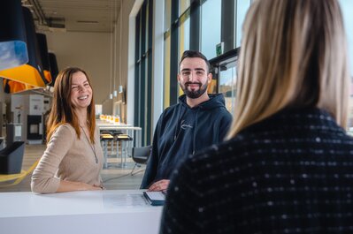 Kunden vor dem Service Desk